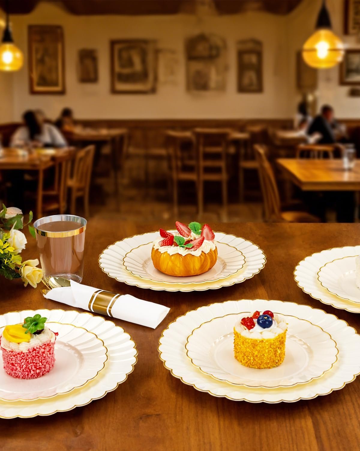 Wholesale 350PCS Ivory Scalloped Plastic Plates Ivory Gold Disposable Dinnerware Set 100 Plates 150 Gold Silverware 50 Cups 50 Napkins Wedding Party Supplier