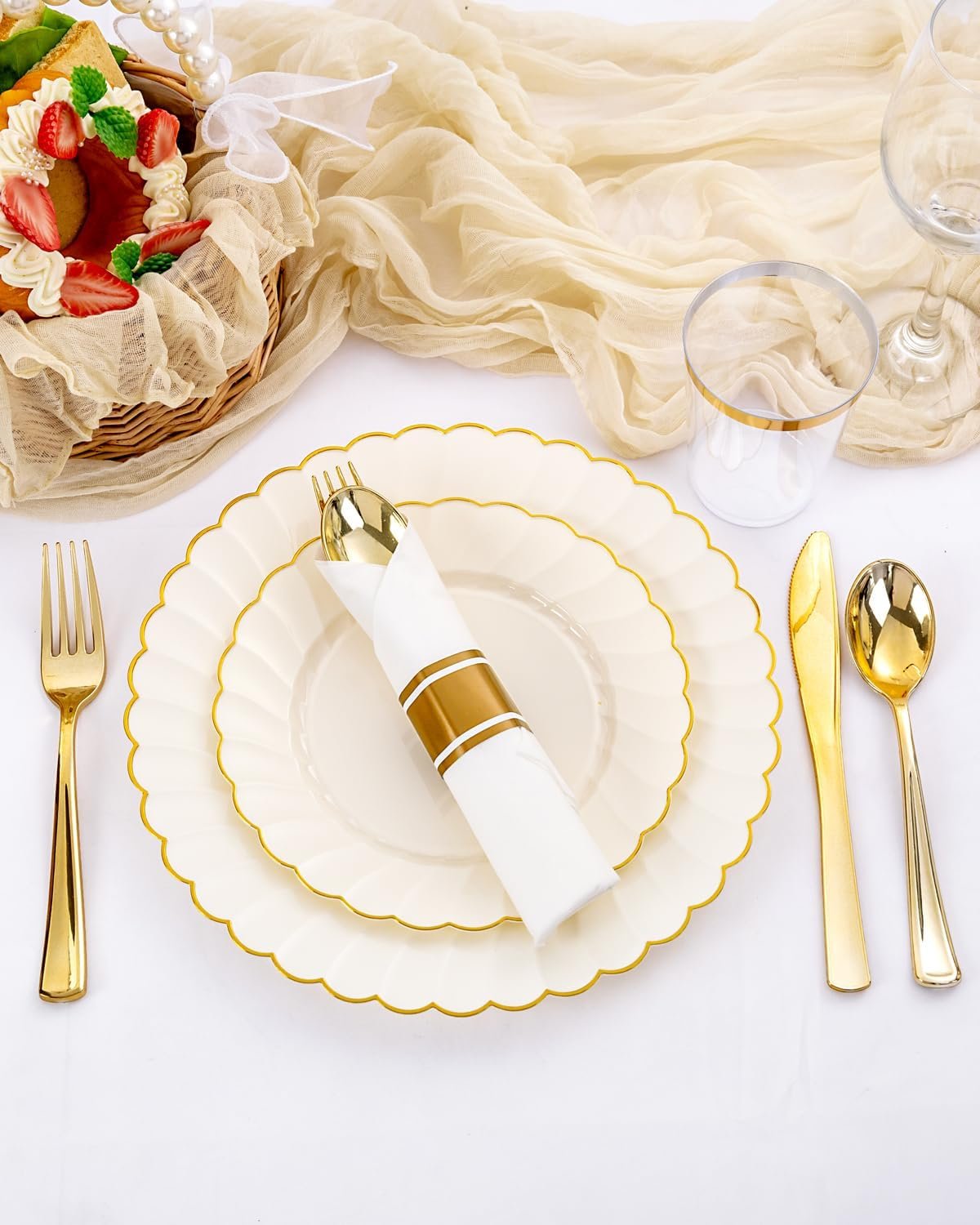 Wholesale 350PCS Ivory Scalloped Plastic Plates Ivory Gold Disposable Dinnerware Set 100 Plates 150 Gold Silverware 50 Cups 50 Napkins Wedding Party Supplier