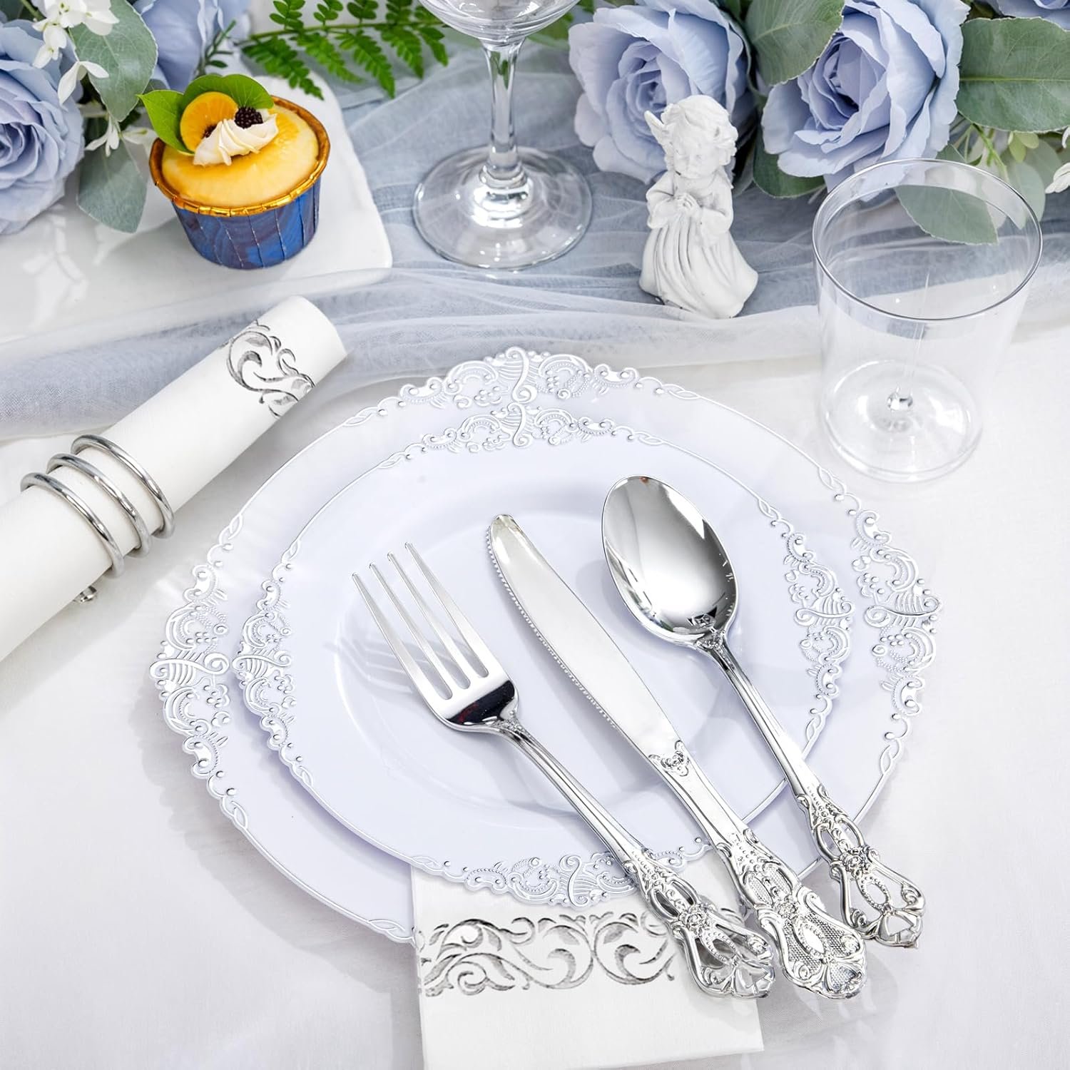 Wholesale 700PCS Silver White Disposable Plastic Plates Dinnerware Set 200 Plates 300 Heavy Duty Silverware 100 Cups 100 Napkins Wedding Party Supplier