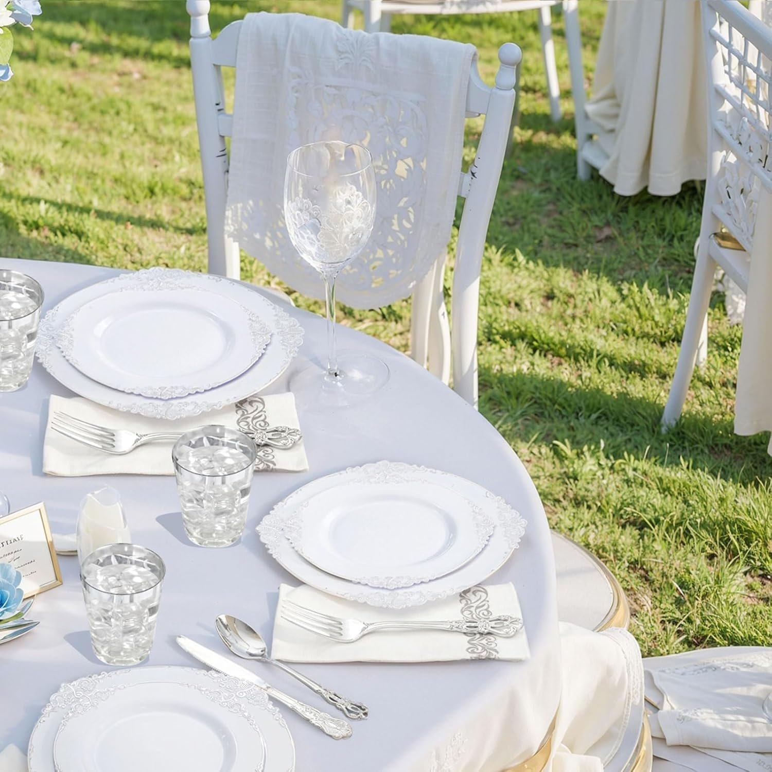 Wholesale 700PCS Silver White Disposable Plastic Plates Dinnerware Set 200 Plates 300 Heavy Duty Silverware 100 Cups 100 Napkins Wedding Party Supplier