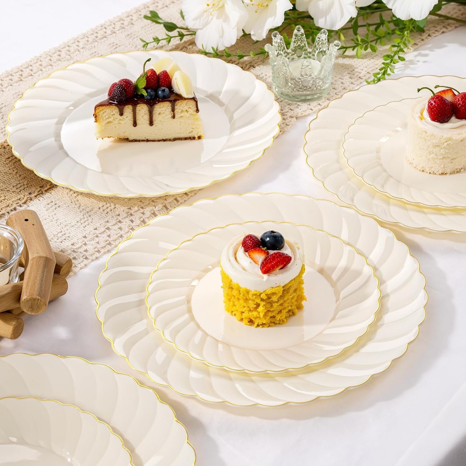 Wholesale 125PCS Ivory Scalloped Disposable Plastic Plates Gold Dinnerware Set 50 Plates 75 Gold Silverware Party Wedding Supplier