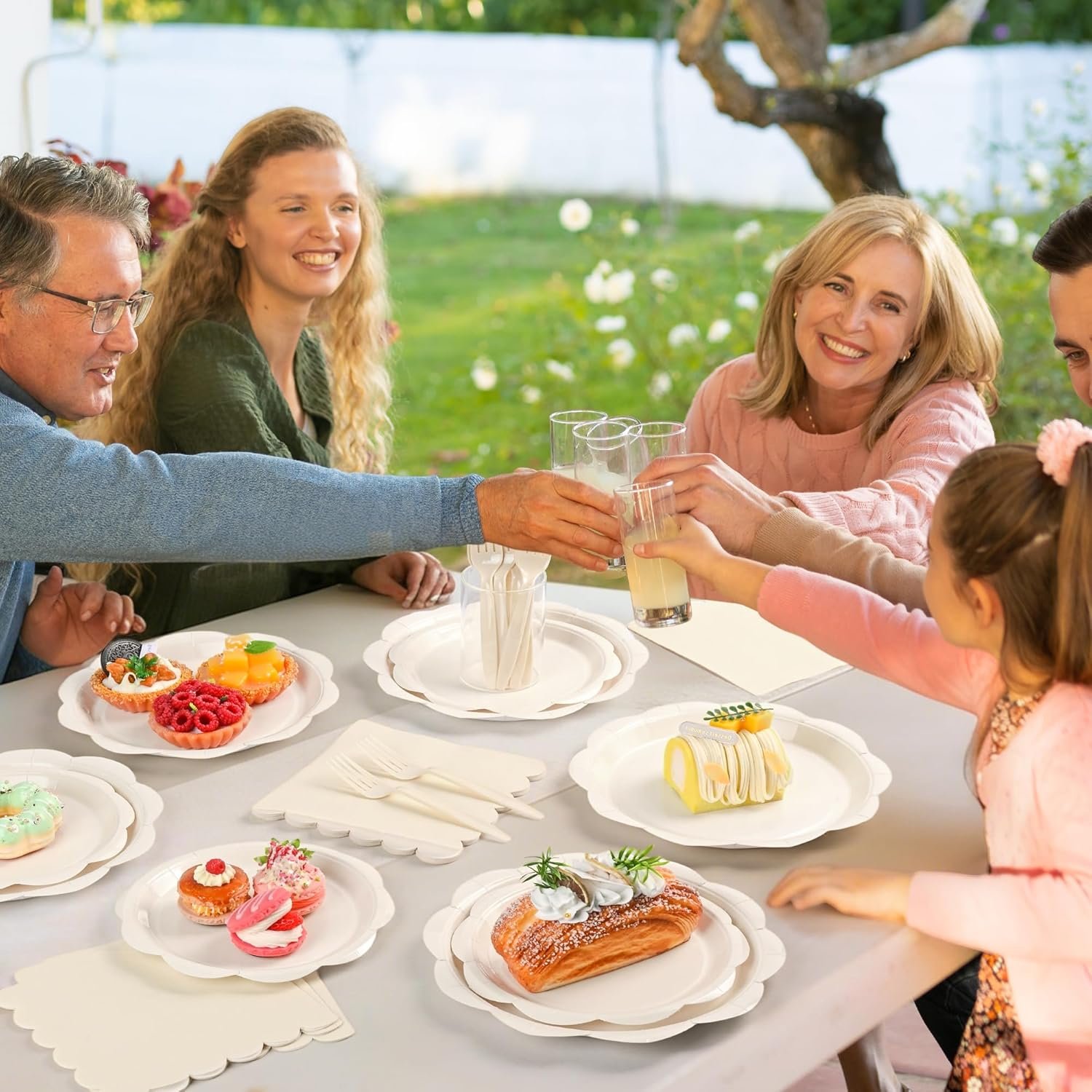 Wholesale 96 Pcs Ivory Disposable Paper Plates Napkins and Forks Set for 24 Guests Scalloped Tableware Party Supplies Baby Shower Bridal Wedding Supplier