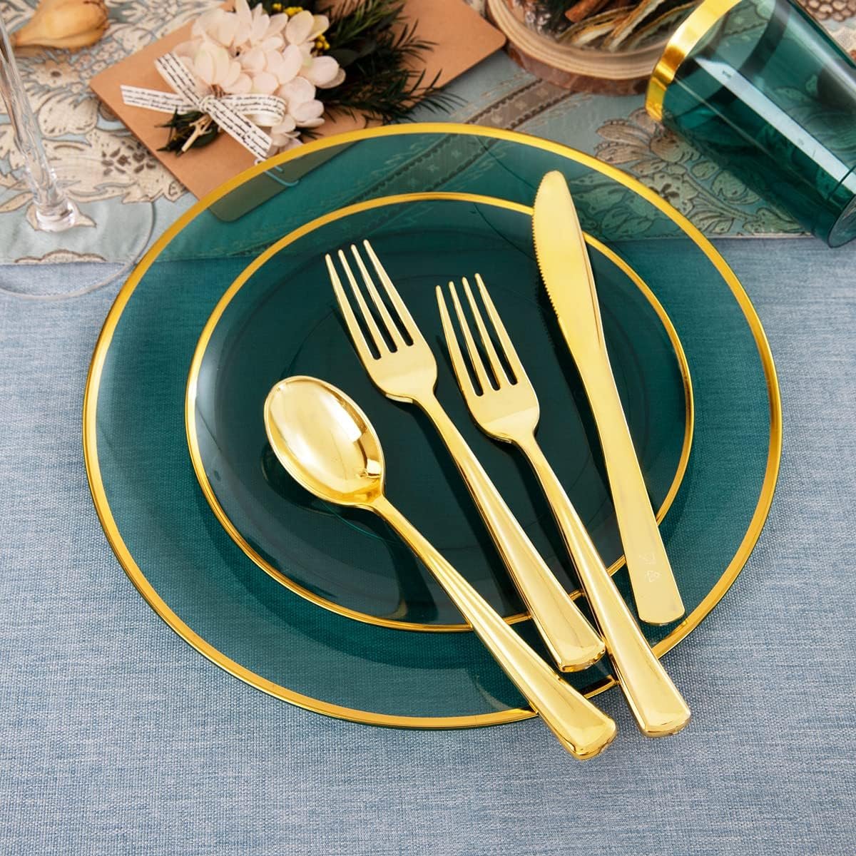 Wholesale 180 Pcs Emerald Green Disposable Plastic Christmas Dinnerware Set Including Plates Dishes Cups Tableware for 30 Guests Supplier
