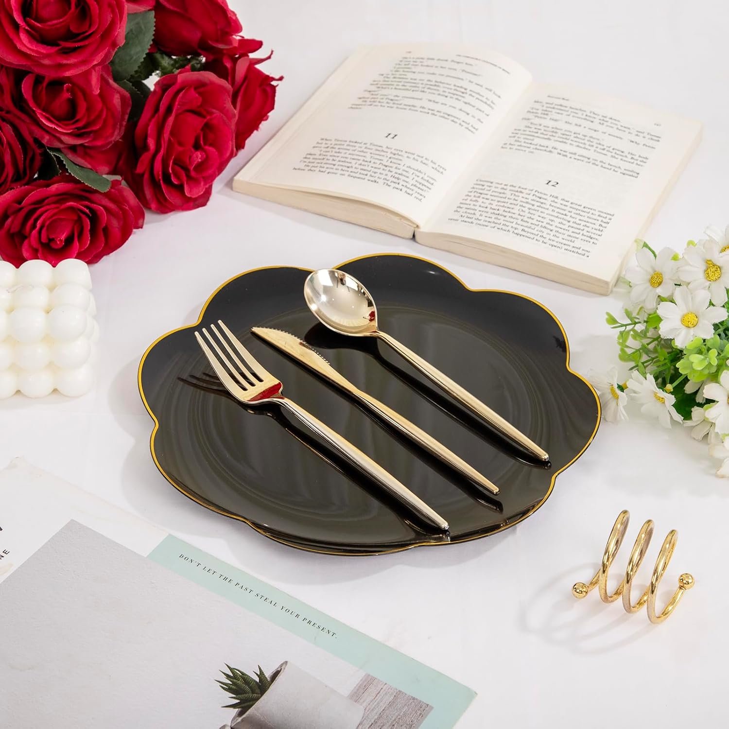 Wholesale 60 Pcs 10.25 Inch Black and Gold Scalloped Plastic Dinner Plates Disposable Heavy Duty Fancy Rim Tableware for Parties Christmas Supplier